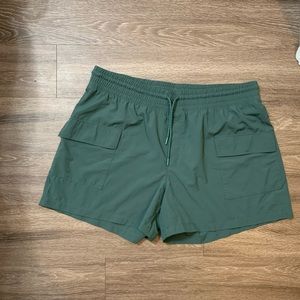 oldnavy women’s side pocket high rise shorts - green